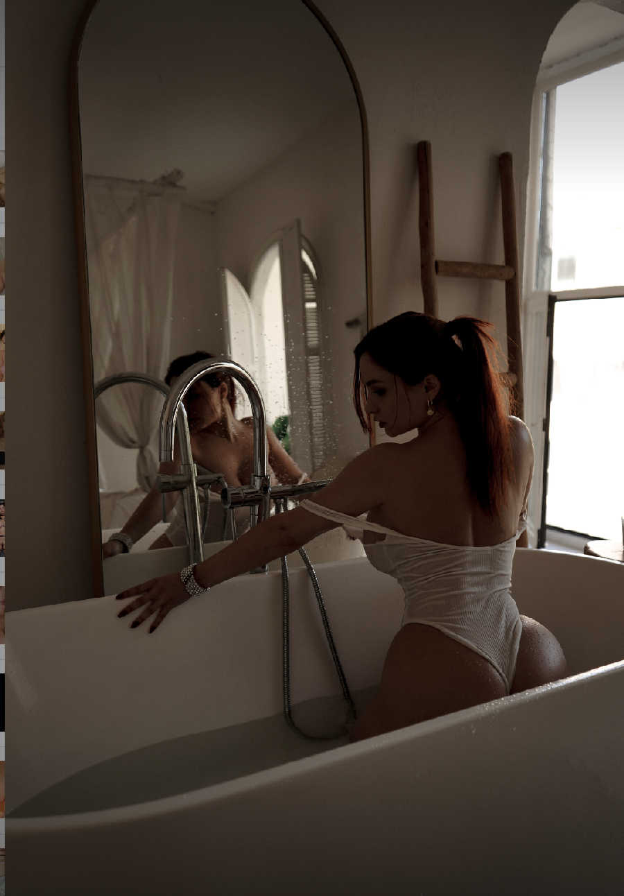 A playful frame from Miranda Faith nude — online in Patna