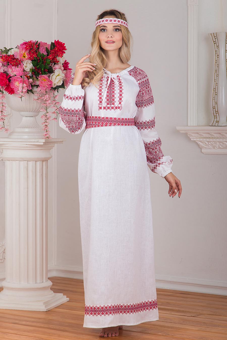 Women in Slavic costumes in Patna