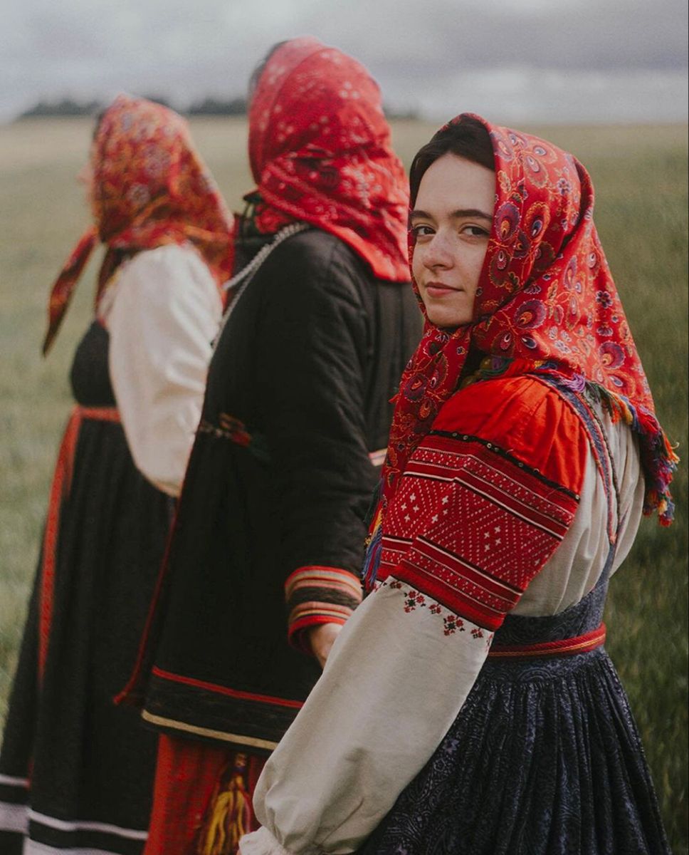 Women in Slavic costumes in Patna