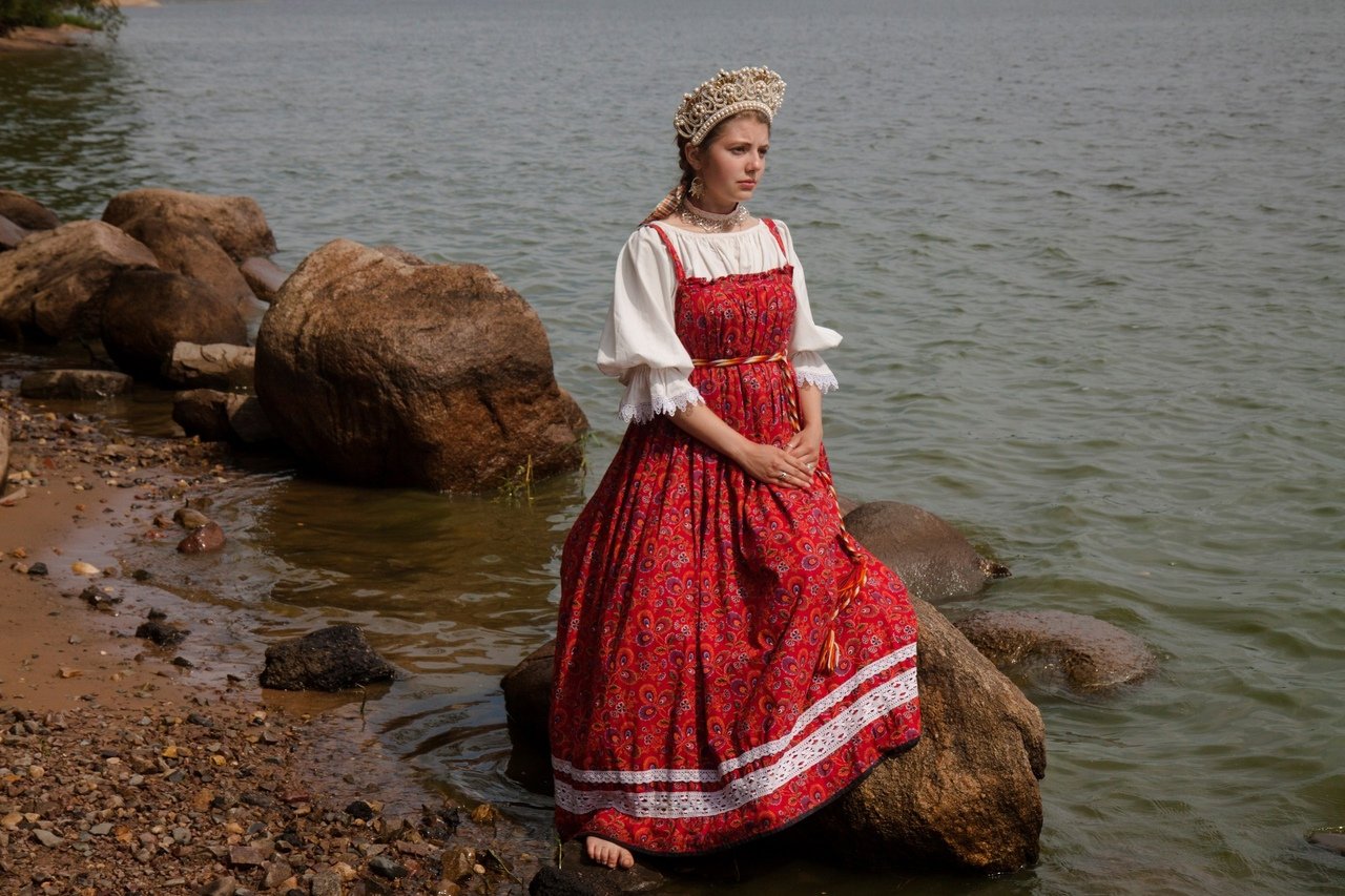 Women in Slavic costumes in Patna