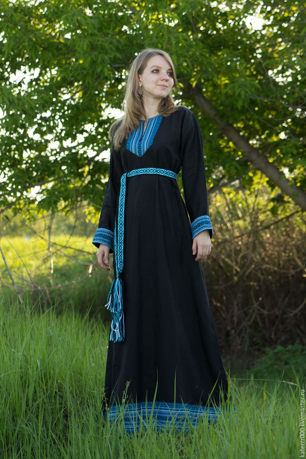 Women in Slavic costumes in Patna